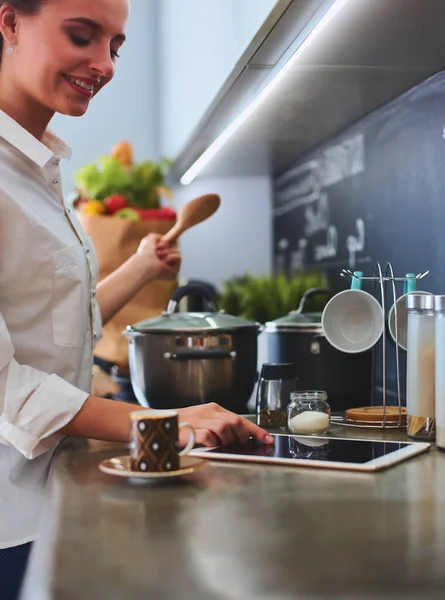 Jovem Mulher Junto Fogão Cozinha — Fotografia de Stock