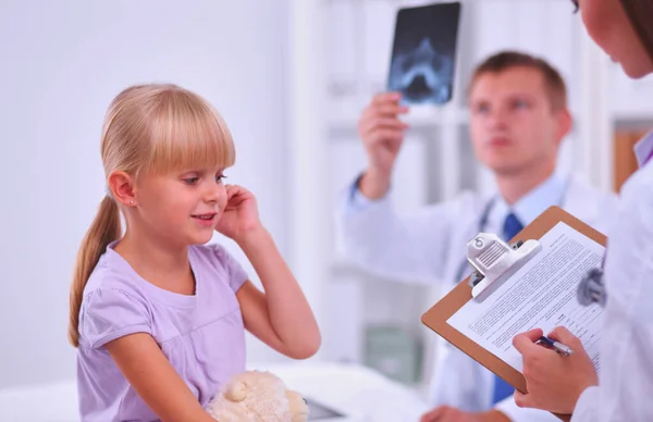 Médico Femenino Examinando Niño Con Estetoscopio Cirugía — Foto de Stock