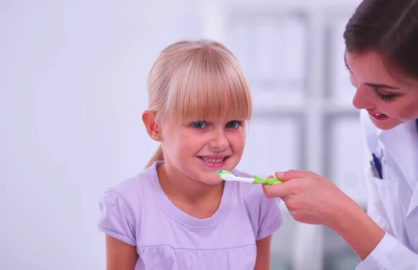Dentista Bambina Nello Studio Dentistico — Foto Stock