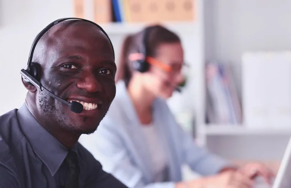 Portret Van Een Afro Amerikaanse Jonge Zakenman Met Headset — Stockfoto