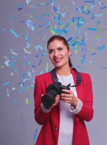 Schöne Glückliche Frau Mit Kamera Bei Einer Feier Mit Konfetti — Stockfoto