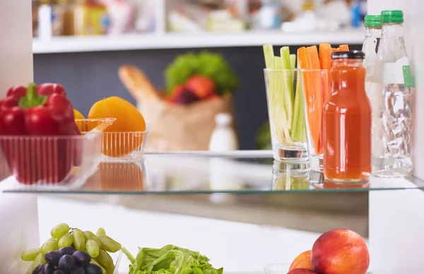 用新鲜的水果和蔬菜的打开冰箱 打开冰箱 — 图库照片
