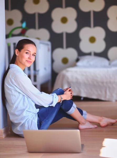 Young Woman Sitting Floor Childrens Cot Laptop Young Mom — Stock Photo, Image