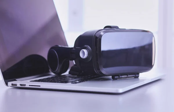 Virtual Reality Goggles Desk Laptop Business Technology — Stock Photo, Image