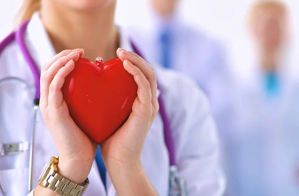 Medico Femminile Con Stetoscopio Che Tiene Cuore — Foto Stock