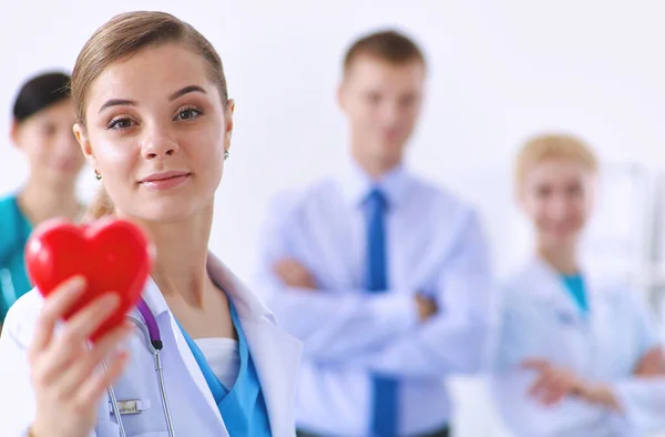Medico Femminile Con Stetoscopio Che Tiene Cuore — Foto Stock