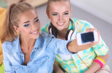 iki kız telefonda fotoğraf çekme.