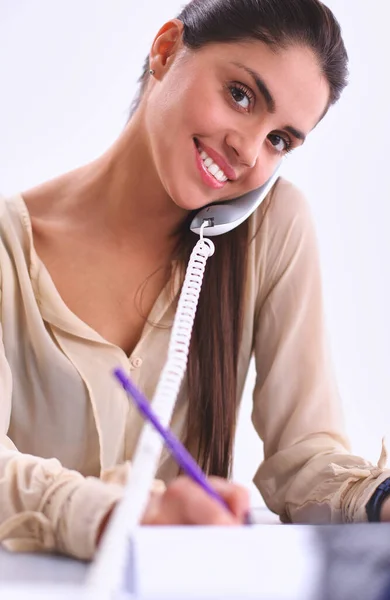 Joven Empresaria Sentada Hablando Por Teléfono — Foto de Stock