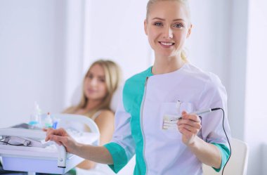 Kaşlar için kalıcı makyaj. Güzellik salonunda kalın kaşlı güzel bir kadın..