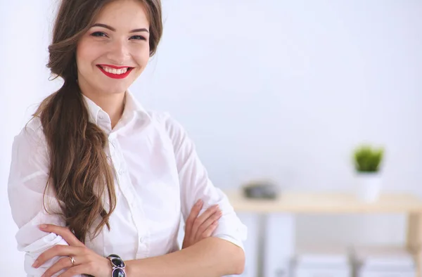 Empresária Atraente Perto Parede Escritório — Fotografia de Stock