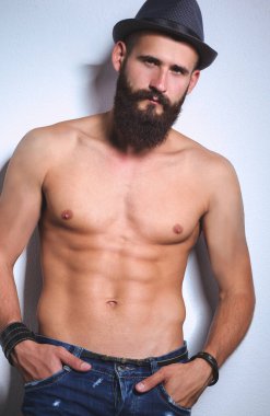 gri arka plan üzerinde izole yakışıklı sakallı adam portresi.