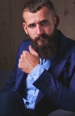 sofa ofis lobisinde oturan işadamı.