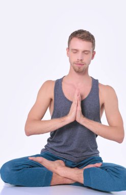 Beyaz arka plan üzerinde egzersiz yaparak yetişkin adam yoga.