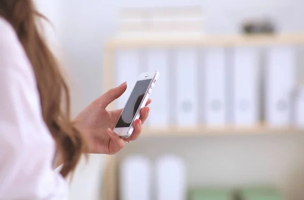 Empresária Enviando Mensagem Com Smartphone Escritório — Fotografia de Stock