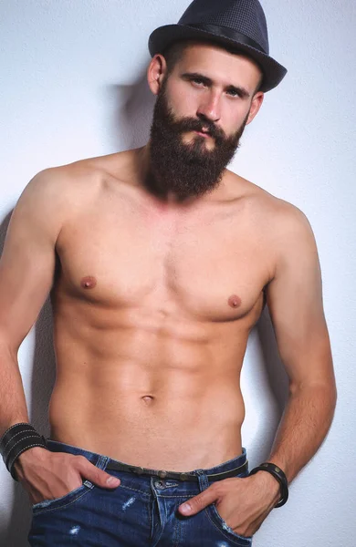 gri arka plan üzerinde izole yakışıklı sakallı adam portresi.