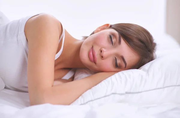 Güzel Kız Yatakta Yatarken Yatak Odasında Uyuyor — Stok fotoğraf
