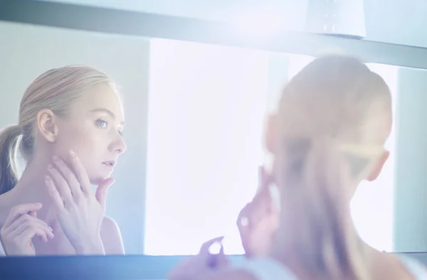 Face Young Beautiful Healthy Woman Reflection Mirror — Stock Photo, Image