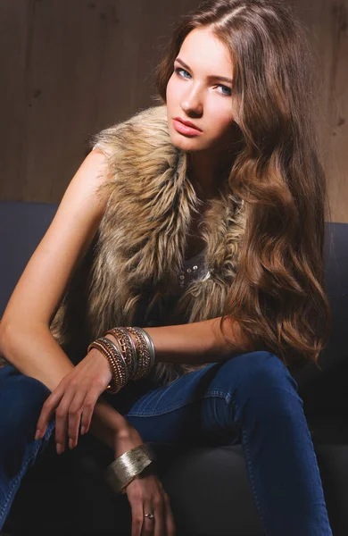 Portrait Elegant Woman Sitting Black Sofa Wearing Blue Jeans Fur — Stock Photo, Image