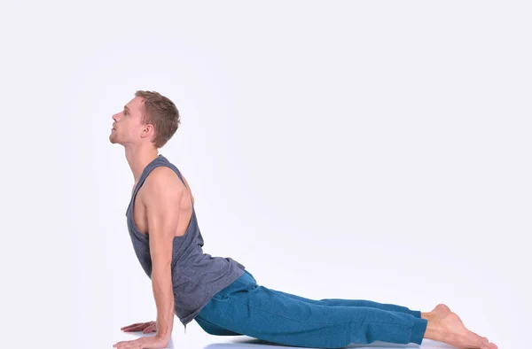 Hombre Adulto Yoga Haciendo Ejercicio Sobre Fondo Blanco — Foto de Stock