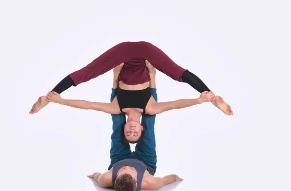 Pareja Atlética Joven Practicando Acroyoga Balanceo Pareja — Foto de Stock