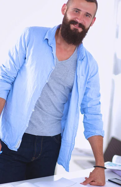 Retrato Del Diseñador Masculino Sentado Una Mesa Con Planos —  Fotos de Stock