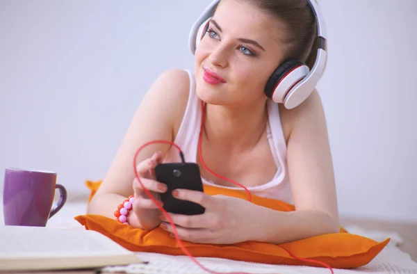 Junge Frau Liegt Auf Dem Boden Und Hört Musik — Stockfoto