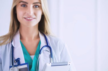 Tıp ofisinde kollarını kavuşturmuş kendine güvenen kadın doktorların portresi..