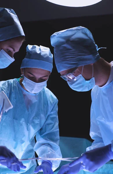 Cirurgião Equipa Trabalhar Operação — Fotografia de Stock