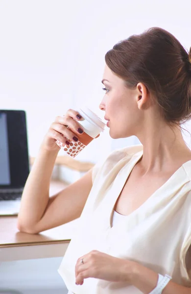 Mulher Negócios Bonita Desfrutando Café Escritório Brilhante Sentado — Fotografia de Stock