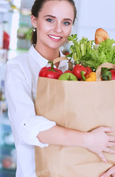 Mujer Sonriente Compras Línea Utilizando Tableta Tarjeta Crédito Cocina — Foto de Stock