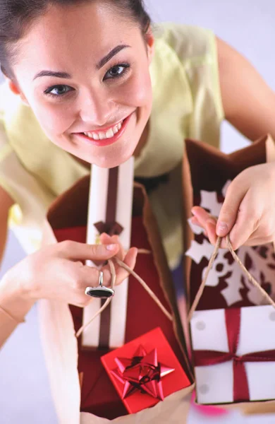 Mujer Sonriente Compras Línea Utilizando Tableta Tarjeta Crédito Cocina — Foto de Stock