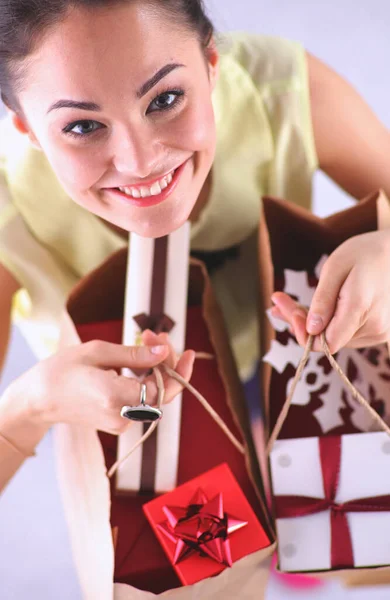 Smiling Woman Online Shopping Using Tablet Credit Card Kitchen — Stock Photo, Image