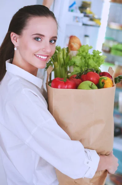 Улыбающаяся Женщина Онлайн Покупки Помощью Планшета Кредитной Карты Кухне — стоковое фото