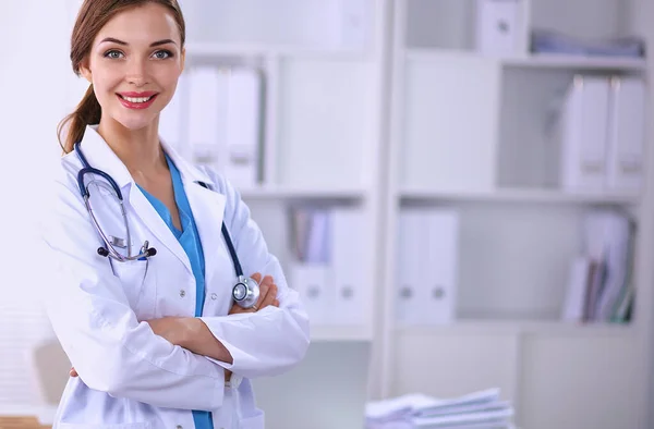 Équipe Médicale Assise Table Hôpital Moderne — Photo