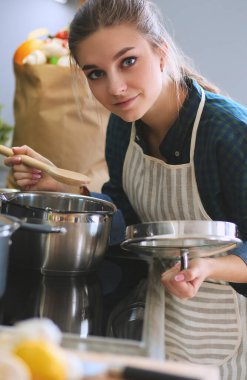 Gülümseyen kadın mutfakta tablet ve kredi kartı kullanarak alışveriş online .