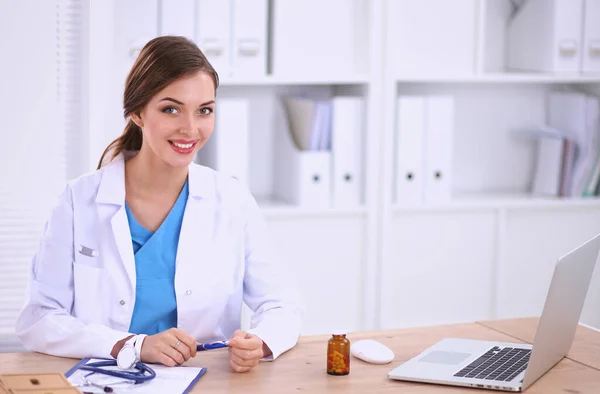 Medico Donna Seduto Sulla Scrivania Lavorare Con Computer Portatile — Foto Stock