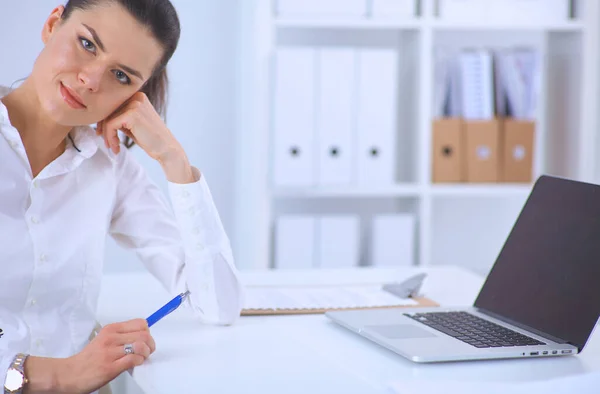 Retrato Una Hermosa Mujer Negocios Joven Que Trabaja Una Computadora —  Fotos de Stock