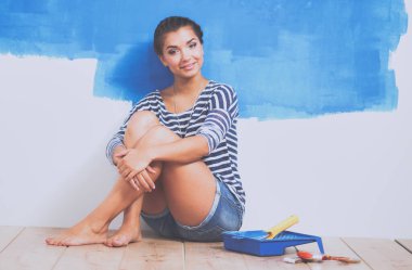 kadın ressam boyama sonra duvara yakın katta oturan portresi.