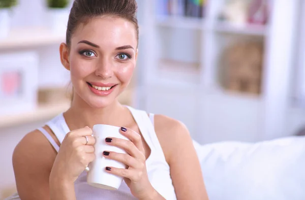 Portrait Jeune Femme Magnifique Avec Une Tasse Sur Canapé Maison — Photo