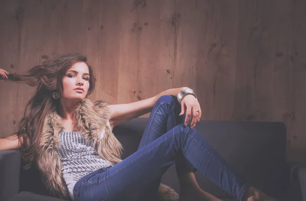 Retrato Una Mujer Elegante Sentada Sofá Negro Con Pantalones Vaqueros — Foto de Stock