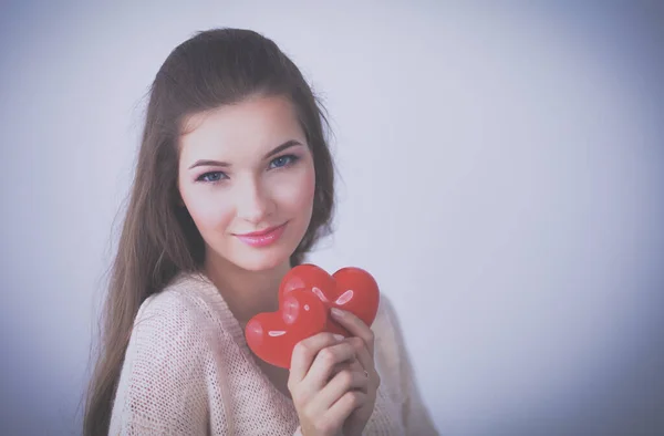 Krásná Žena Drží Červené Slyšet Izolované Šedém Pozadí — Stock fotografie