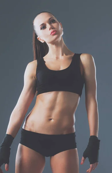 Musclé Jeune Femme Debout Sur Fond Gris — Photo