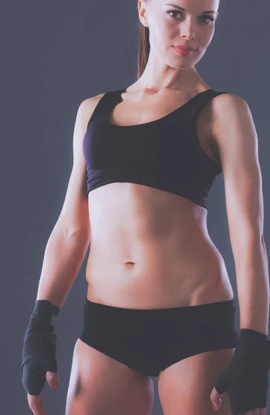 Muskulöse Junge Frau Steht Auf Grauem Hintergrund — Stockfoto