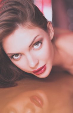 son moda makyaj yalan ile güzel kız portresi.