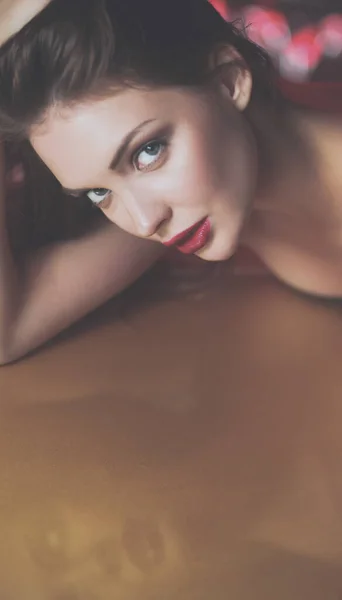 Портрет Красивої Дівчини Модним Макіяжем Лежить — стокове фото