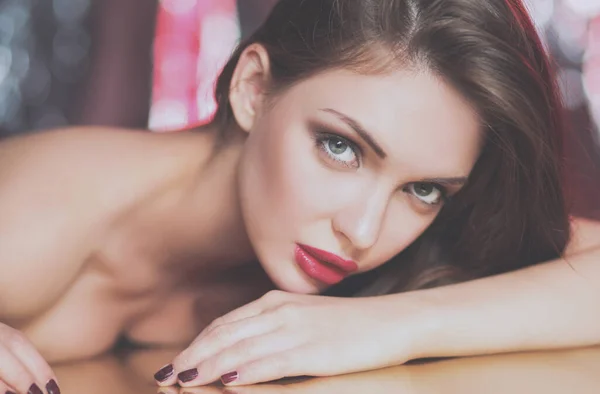 Retrato Hermosa Chica Con Maquillaje Moda Acostado —  Fotos de Stock