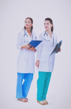 İki genç kadın doktor, hastanede duruyor. .