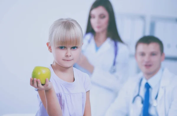 Médica Examinando Criança Com Estetoscópio Momento Cirurgia — Fotografia de Stock