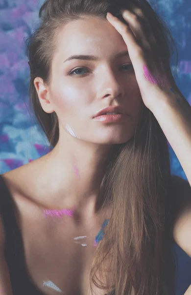 Young Beautiful Woman Sitting Painting Wall — Stock Photo, Image