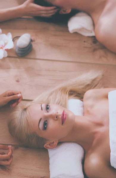 Duas Jovens Mulheres Bonitas Relaxando Desfrutando Spa Cent — Fotografia de Stock